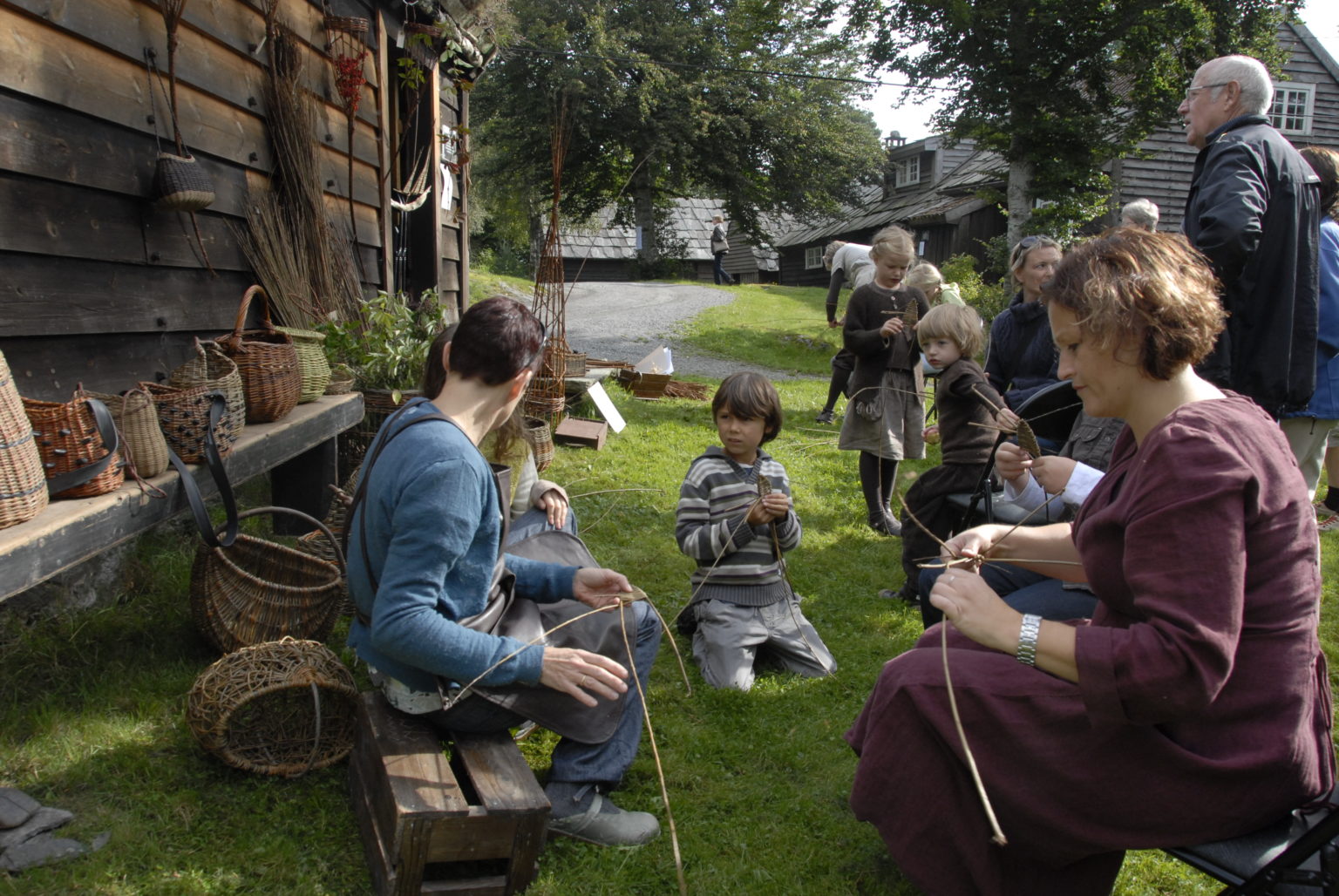 Folk i kostyme på gamalt tun