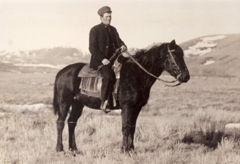 Ukjend fotograf, Tor Lien til hest i Montana, ca. 1915.